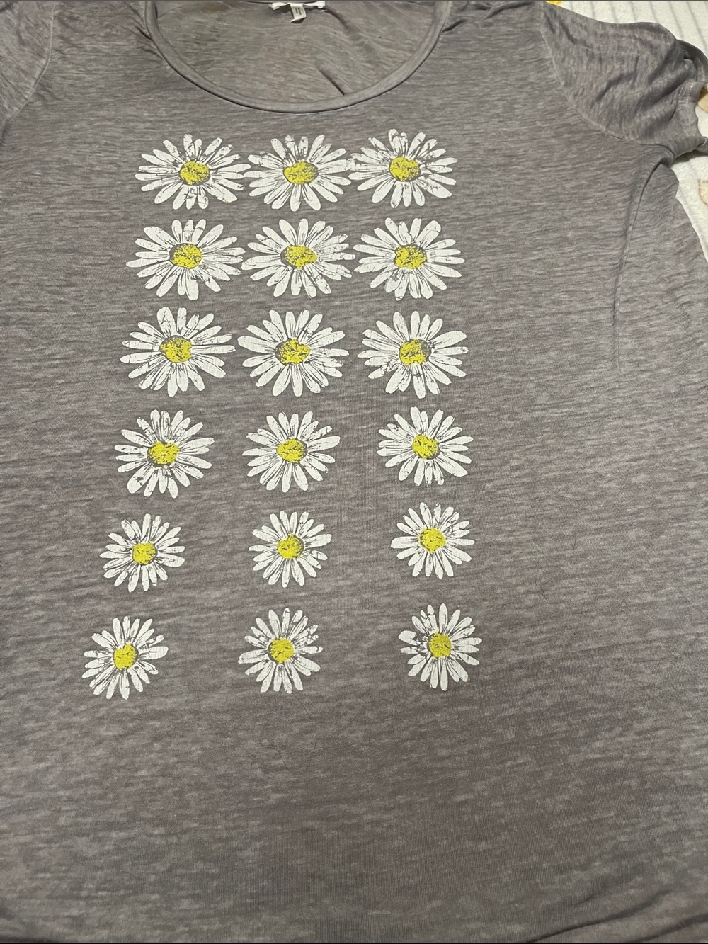 Maurices Gray Short Sleeve Tee with White and Yellow Daisy Grid